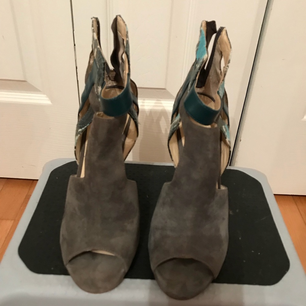 Women’s Calvin Klein open toe shoes. Size 8 1/2.